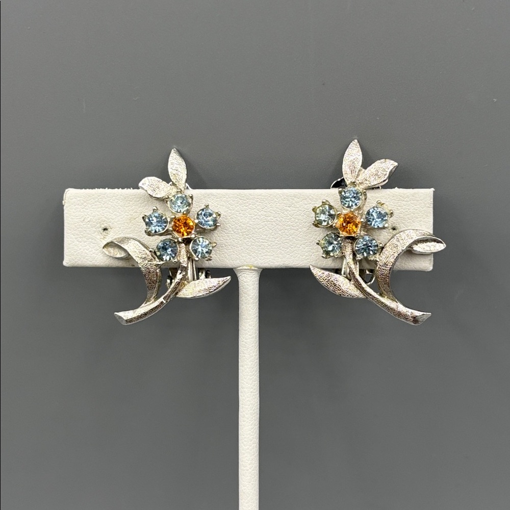 Vintage ASTRA (Joseph Weisner) Rhinestone Flower Earrings- Clipon JP298